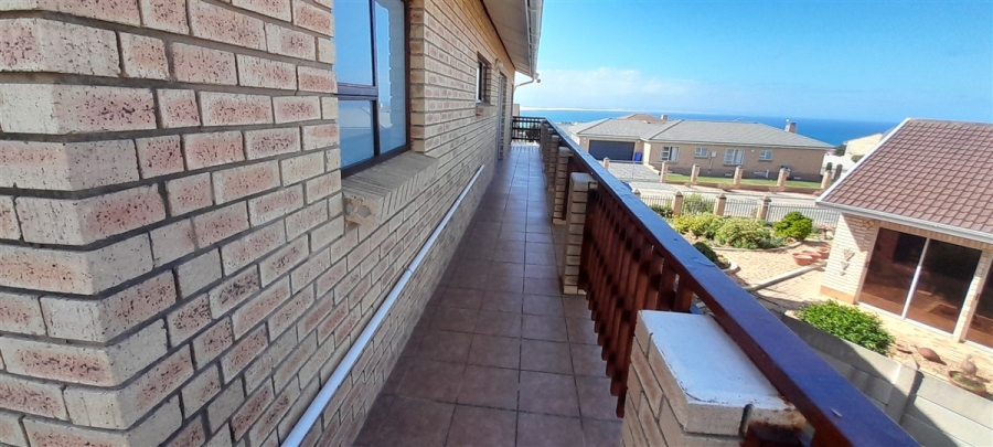 5 Bedroom Property for Sale in Wavecrest Eastern Cape